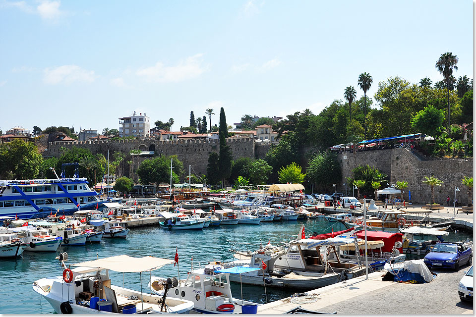 Der Yachthafen von Antalya, Altstadt.