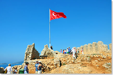 Die trkische Flagge ist berall, auch in den Ruinen vor Kaş.