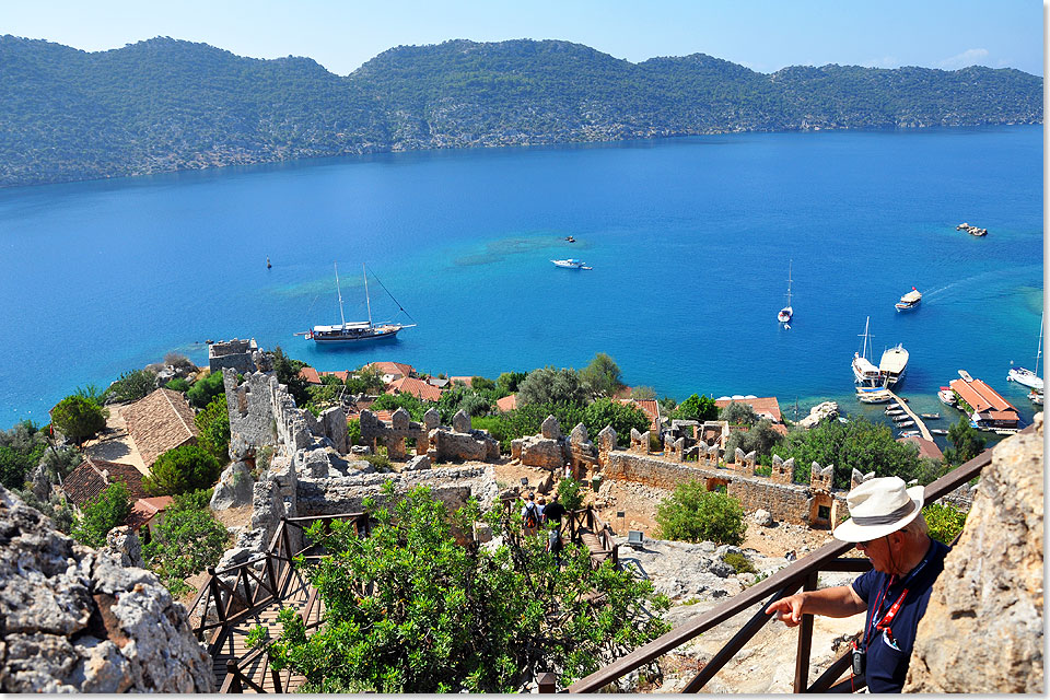 Traumhafter Blick vom Berg mit einem antikem rmischen Theater auf den kleinen Ort Kale, die Insel Kekova und das gische Meer. 