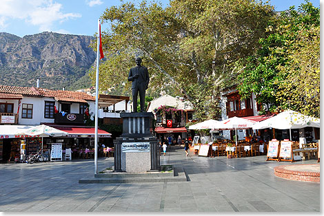 Das Denkmal des Begrnders der modernen Trkei Kemal Atatrk in Kaş.