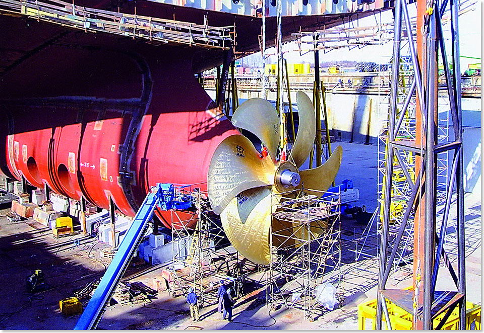 Endlich an seinem Bestimmungsort angekommen: Die Montage des Propellers am Schiff.