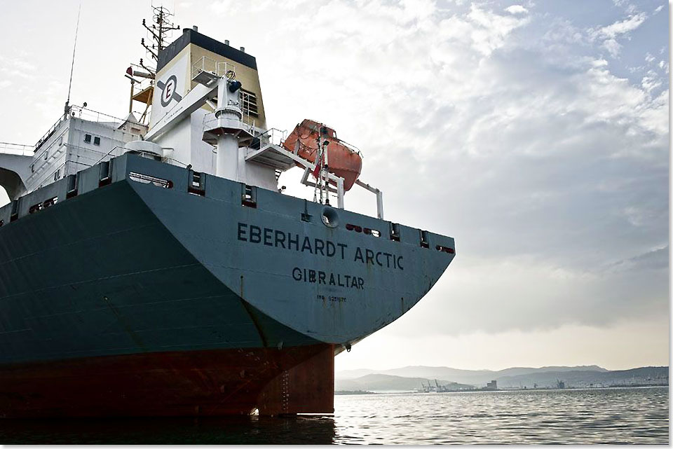 Das Containerschiff EBERHARDT ARCTIC ankert vor der slowenischen Hafenstadt Koper in der Nordadria.