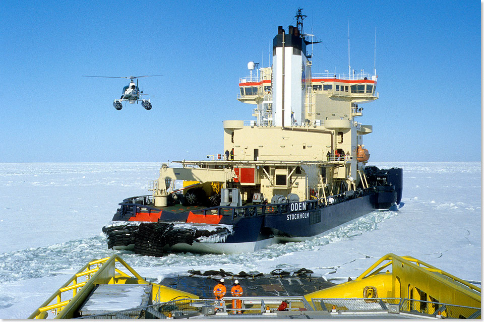 Eisbrecher ODEN beim Andockmanver mit dem Eisbrecher VIDAR VIKING.