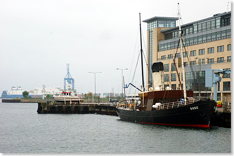 Im Winterschlaf: der 1894 gebaute Museumseisbrecher BORE im alten Hafen von Malm, im Hintergrund die Malm-Travemnde-Fhre FINNCLIPPER. 