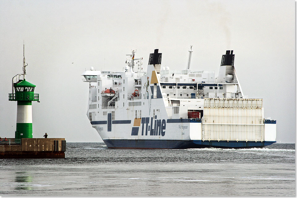 Die NILS HOLGERSSON passiert die Nordermole in Travemnde fr ihre Fahrt nach Trelleborg. Auf den Tagesfahrten luft das Schiff auch Rostock an, 