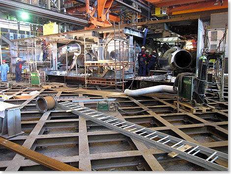 Bei resund Dry Docks in Landskrona wurde im August 2014 der Scrubber im neu gefertigten Schornstein installiert, bevor dieser an Bord montiert wird. 