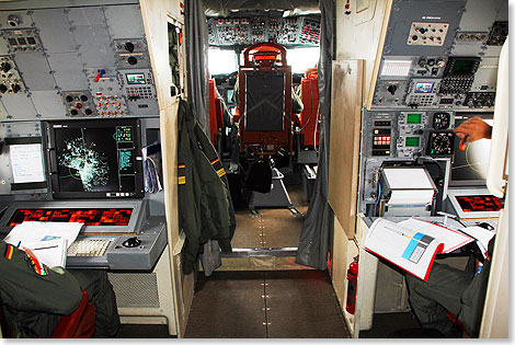 TACCO (links) und NAV-COM-Arbeitspltze hinter dem Cockpit.