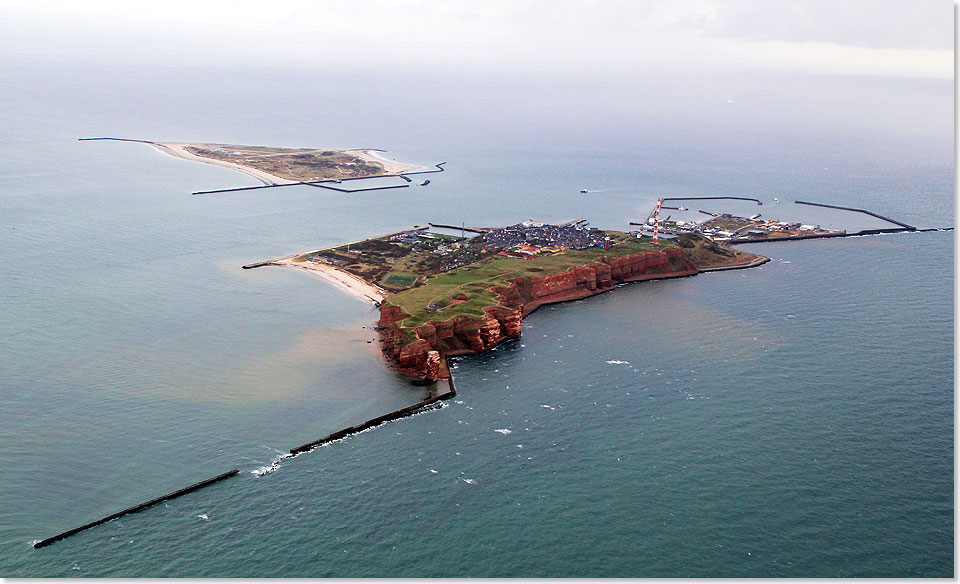 Die rot-grne Hauptinsel von Helgoland mit weier Dne voraus.