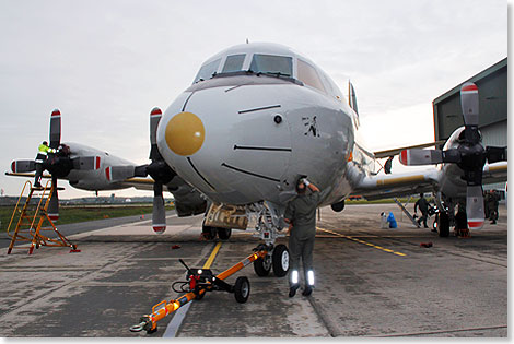 Nach dem Flug kmmern sich Techniker um die Maschine.