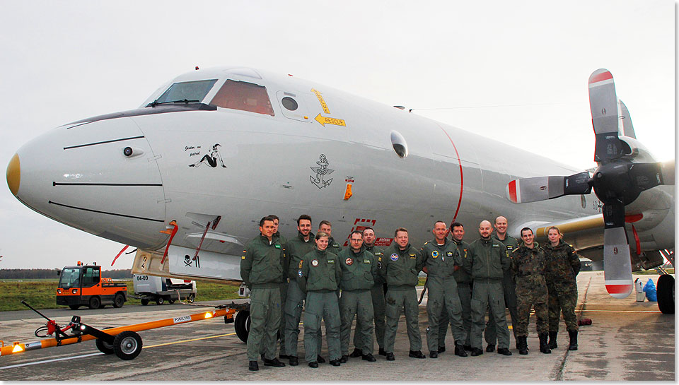 Die Crew hat sich nach der Landung zum Gruppenbild aufgestellt.