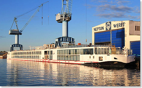 Einer der Langschiff-Neubauten der Viking River Cruises vor der Neptun Werft in Rostock.