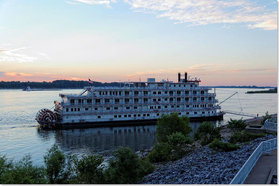 Sonnenaufgang am Mississippi River: QUEEN OF THE MISSISSIPPI in Paducah, Kentucky.