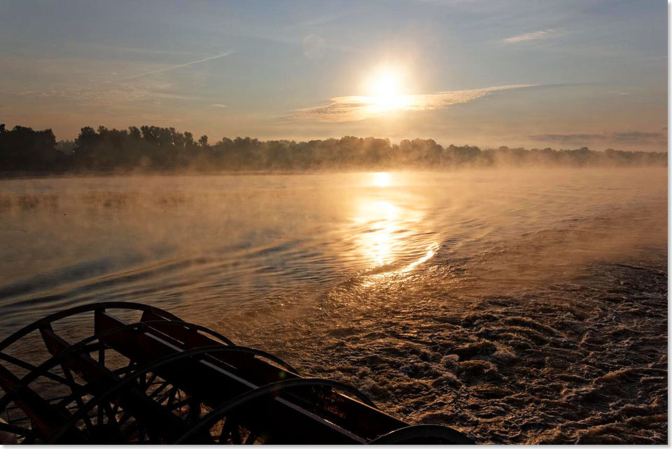 Eine fast schon mystische Stille herrscht beim Sonnenaufgang am Mississippi River.