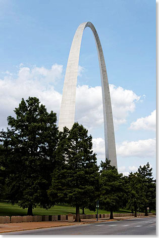 Der kolossale Gateway Arch in St. Louis aus der Nähe.