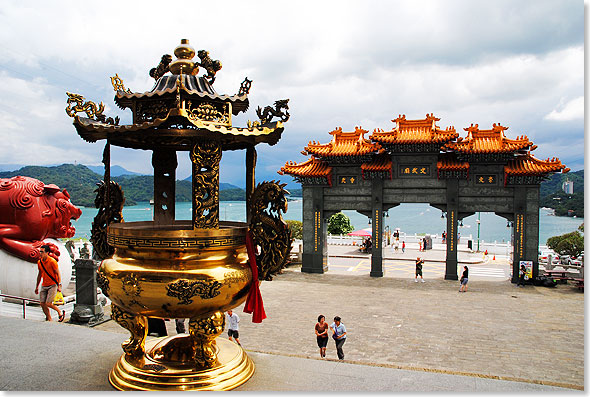 Im Longfong-Tempel am Sun-Moon-Lake in Taiwan sollen Liebeswnsche in Erfllung gehen. 