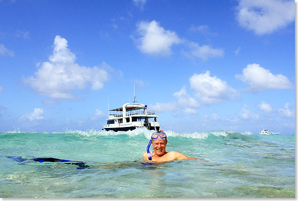 Fertig zum Schnorchelgang vor der Mini-Trauminsel Klein-Curacao, zu 
	der der Autor mit der MERMAID (Hintergrund) unterwegs war.