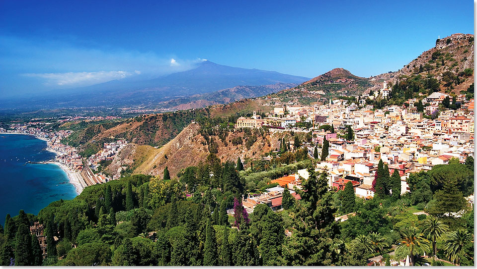 Sizilien  Blick auf Taormina und den tna.