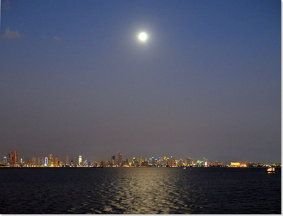 Als sich die ALBATROS am Abend aus Manila verabschiedete, schien der Vollmond ber der Glitzerstadt. Etliche neue Besatzungsmitglieder waren an Bord gekommen, andere in den wohlverdienten Urlaub gegangen, wie auch der sterreichische Hoteldirektor Schnherr mit seiner philippinischen Familie.