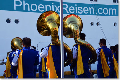 Posaunen fr Phoenix: mit Tubas, Takt und tollen Tnen begrten und verabschiedeten die Philippinos ihr Schiff, die ALBATROS, im Hafen von Manila.