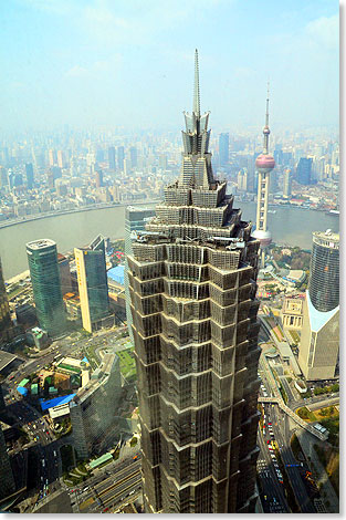 Shanghai mit seinen 24 Millionen Einwohnern zhlt zu den grten Stdten der Welt. Von der Ausdehnung her so gro wie Schleswig-Holstein, von der Einwohnerzahl grer als ganz Norddeutschland, Niedersachsen ... 