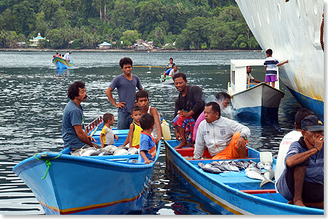 Fischer am Schiff in Bandaneira.