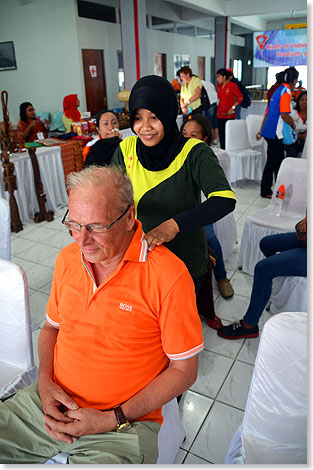 Ambon gehrt zum indonesischen Molukken-Archipel. Dort wurden die Passagiere der ALBATROIS nicht nur herzlich begrt, sondern regelrecht gefeiert. Mit Musik und Plakaten und Sonderbriefmarken, und junge Mdchen massierten die Gste kostenlos. 