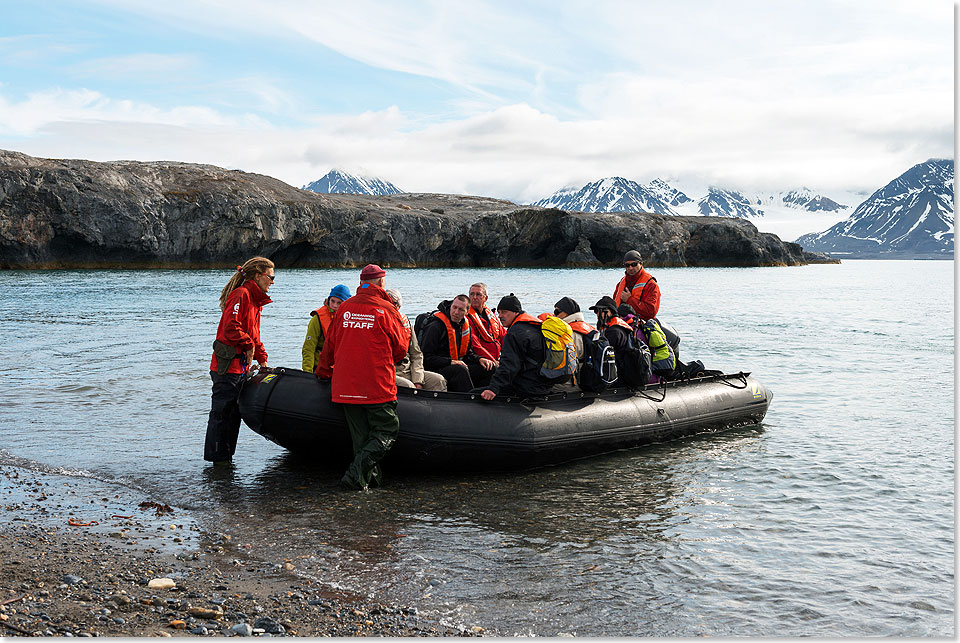 Delphine Aurs, unsere Expeditionsleiterin, mchte uns eine erste Gelegenheit fr eine Schlauchbootfahrt entlang einer imposanten Gletscherfront geben. 