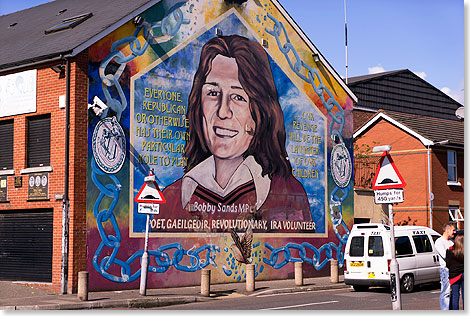 Das Wandbild an der Falls Road erinnert an den 1981 beim Hungerstreik der IRA-Hftlinge ums Leben gekommene Bobby Sands.