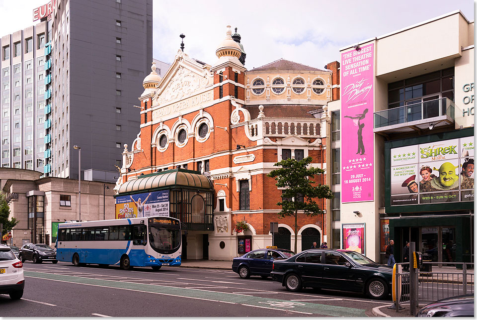 Das Opernhaus in Belfast, links dasam hufigsten in die Luft gesprengte und wieder aufgebaute Gebude der Welt: Das Hotel Europa nach 26 Bombenanschlgen. 