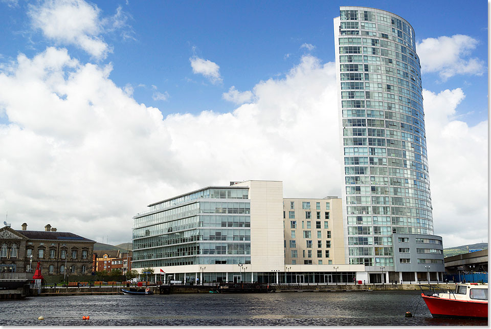 Im neuen Hafenviertel von Belfast am Fluss Lagan sind viele neue Bauten entstanden