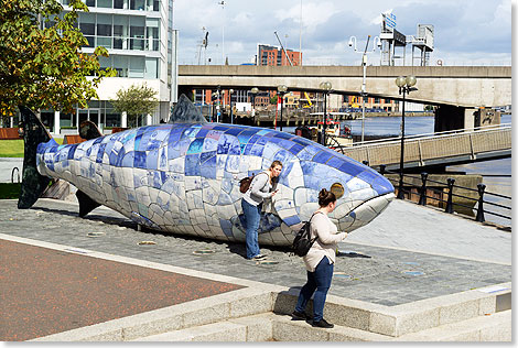 Beliebter Treffpunkt: Der blaue Fisch im neuen Hafenviertel von Belfast.
