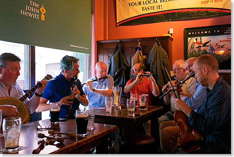 Musiker spielen im John Hewitt Pub in Belfast.