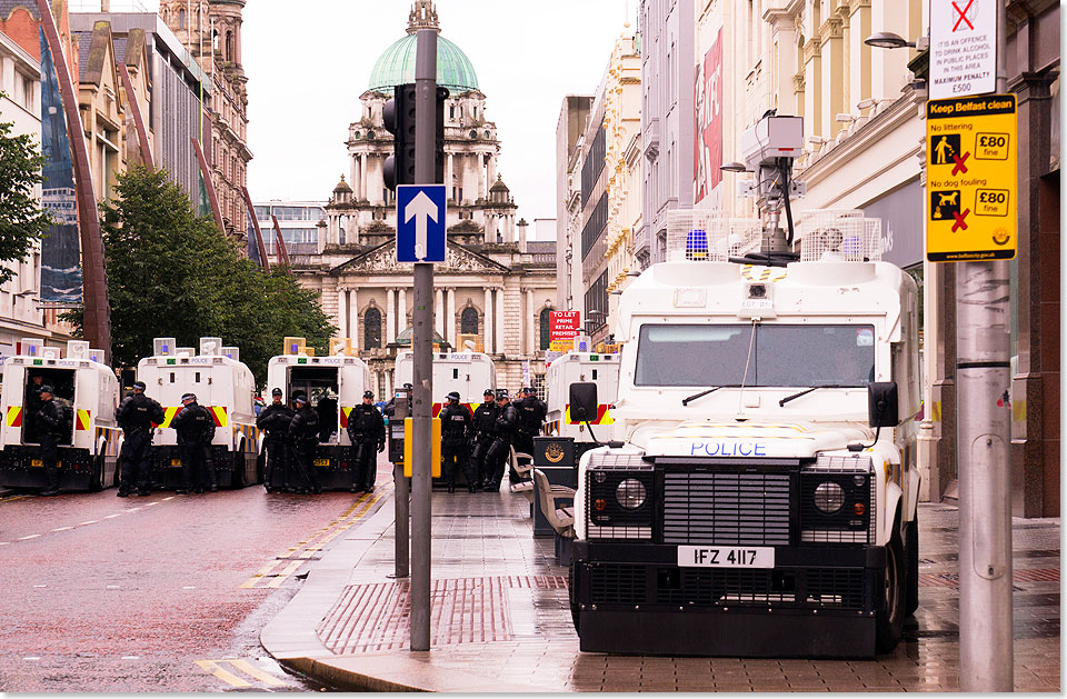 Polizeisperre in Belfast anlsslich einer protestantischen Demonstration gegen eine katholische Parade zum Internment Day. 