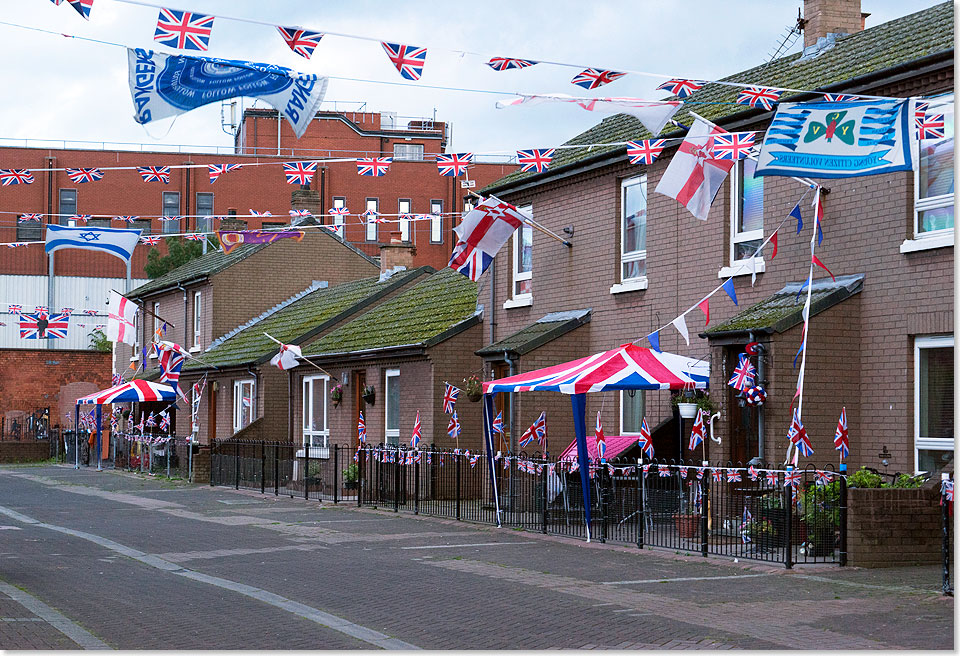 Mit britischen und einer israelischen Flagge geschmckte unionistisch-protestantische Strae in Belfast.