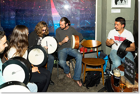 Irischer Bodhran Trommelkurs im Pub Dirty Onion. 