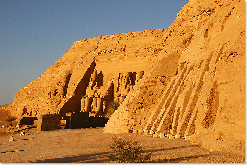 ... in den 1960er Jahren heute auf einer Insel im Nassersee, die an der Nordwestseite durch einen befahrbaren Damm mit dem Ort Abu Simbel verbunden ist.
