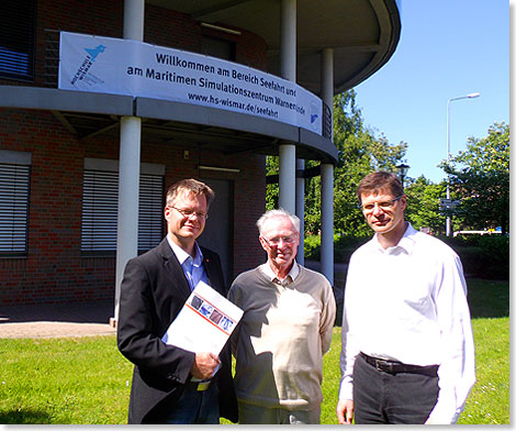 Von links: Verkehrsexperten Prof. Snke Reise, Prof. Karl-Heinz Breitzmann und Dr. Bjrn Swinarski vor dem Warnemnder Simulationszentrum.