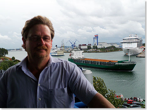 Max Dolberg, den Chefnautiker von Warnemnde Traffic auf dem Balkon des Turms.