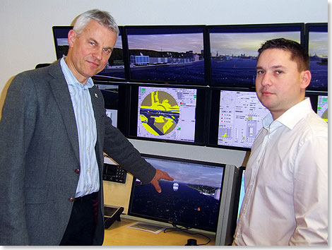 Kapitn Burkhard Mller (l) und Mitarbeiter Gehrke im AIDA-Simulationszentrum. 