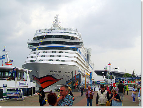 Die AIDAmar am Warnemnder Kreuzfahrtterminal.