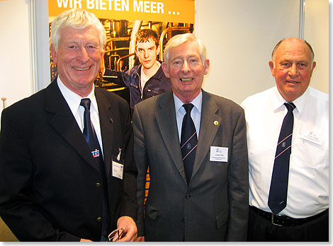Der Rostocker Vereinsvorsitzende Detlef Junge (l.) am SMM-Stand mit Hamburger Kollegen.