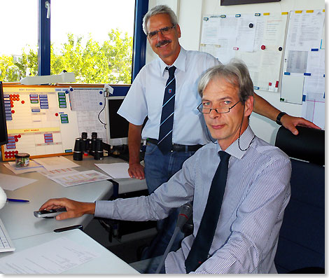 In der Lotsenstation Warnemnde: ltermann Christian Subklew (l.) und der Rostocker Geschftsfhrer Torsten Vetter.