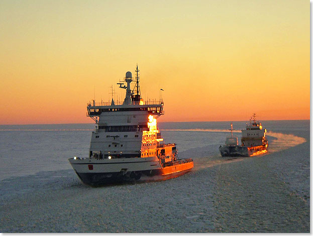 Finnischer Eisbrecher OTSO mit Frachter in Konvoifahrt vor Kemi.