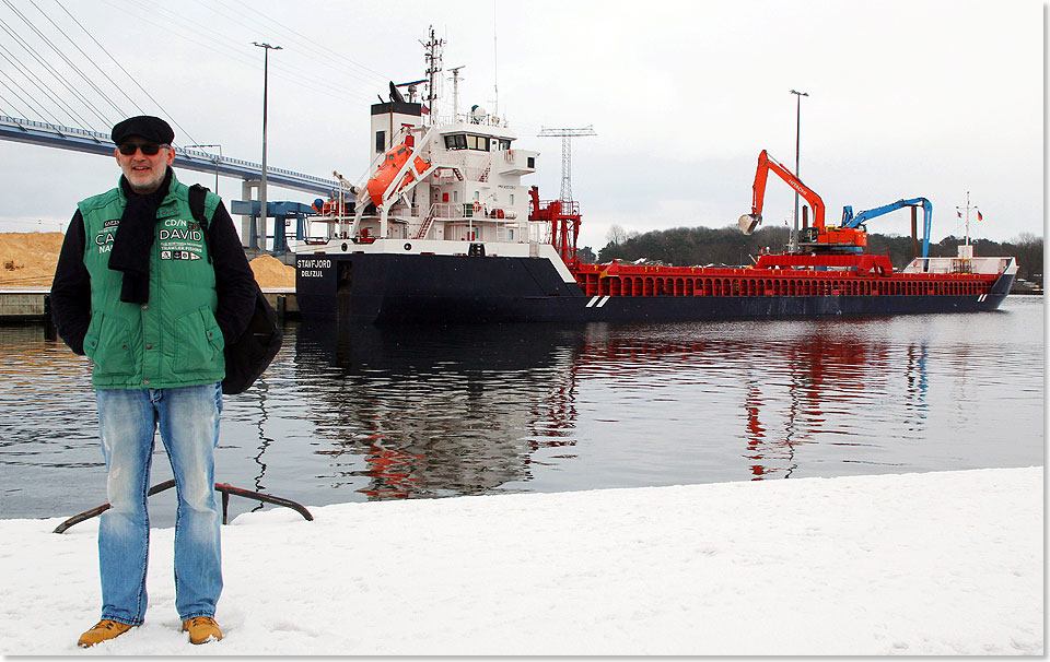 Foto: Dr. Peer Schmidt-Walther, Stralsund Seelotse Jens Mauksch vor MS STAVFJORD im Südhafen.