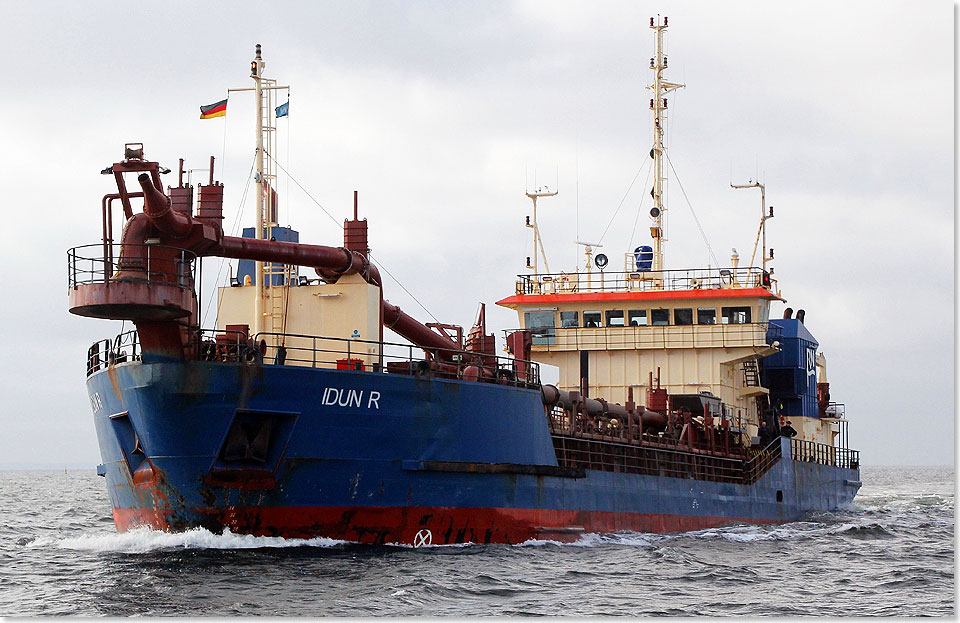 Foto: Dr. Peer Schmidt-Walther, Stralsund Hochseebagger IDUN R im Greifswalder Bodden.