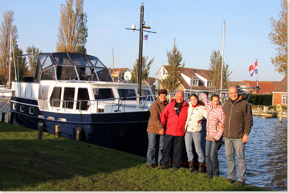 Gruppenbild mit Hausboot: Auf der RYANNE wohnen und leben drei Generationen fr eine Woche zusammen.