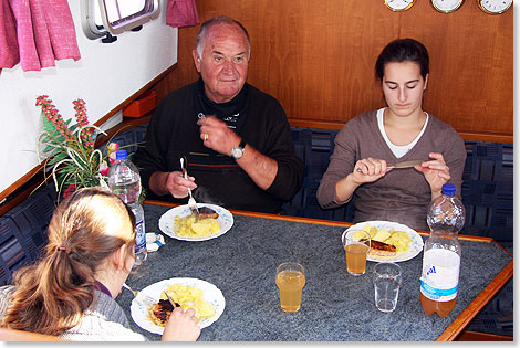 Seefahrt macht hungrig. Oma Liesa verwhnt als Smutje die Mannschaft mit leckeren, frisch gekochten Gerichten.