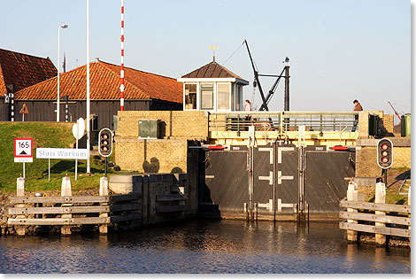 Die Schleuse von Workum verbindet das Ijsselmeer mit den friesischen Kanlen.