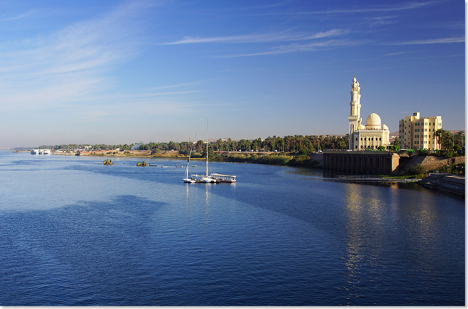 Ankunft in Assuan. Die Moschee vor der Corniche dominiert das Bild.