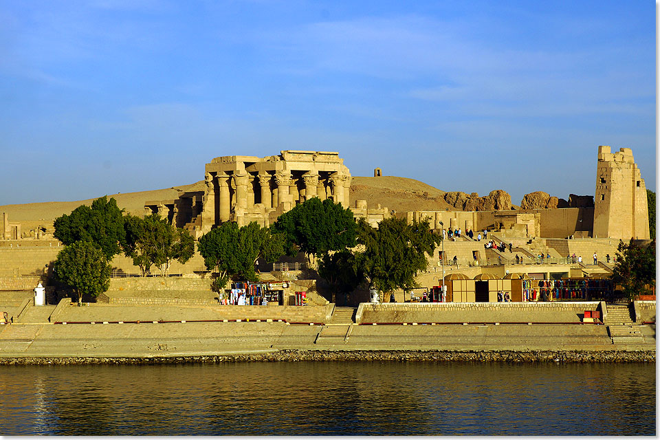 Auf der Rckfahrt von Assuan nach Edfu macht die MS ZEINA Stopp in Kom Ombo. Der Doppeltempel von Kom Ombo ist eine altgyptische Tempelanlage am stlichen Nilufer in Obergypten. 